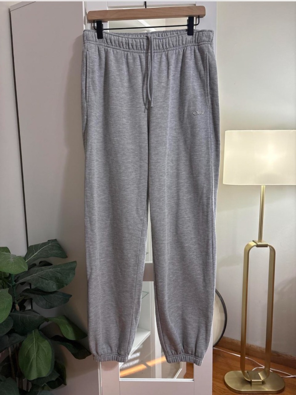 ALO Yoga Accolade Jogger Sweatpants Athletic Heather Grey Unisex Medium